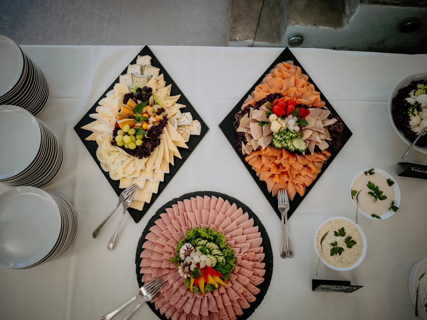 Liebevoll angerichtete Käse-, Fisch- und Aufschnittplatten am Brunchbuffet