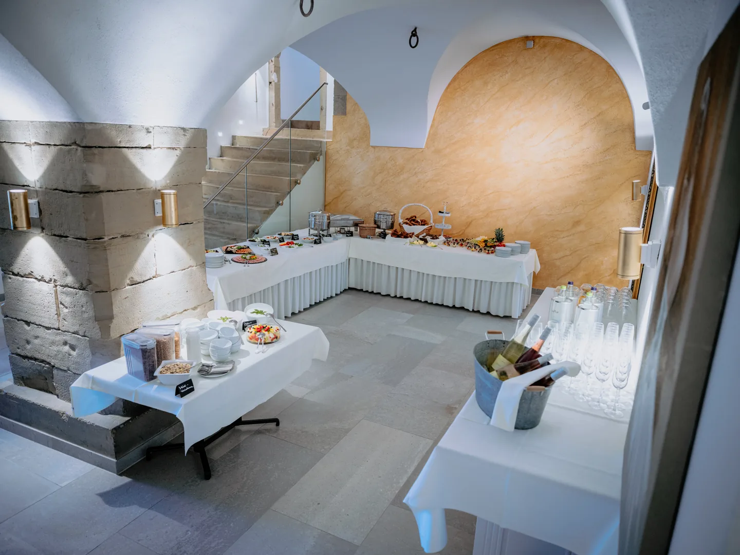 Brunchbuffet unter dem historischen Schlossgewölbe mit Sandsteintreppe