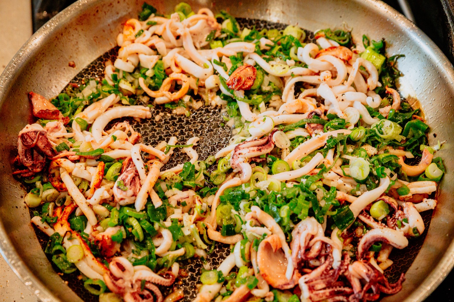 Frische Zutaten beim Anbraten in der Pfanne