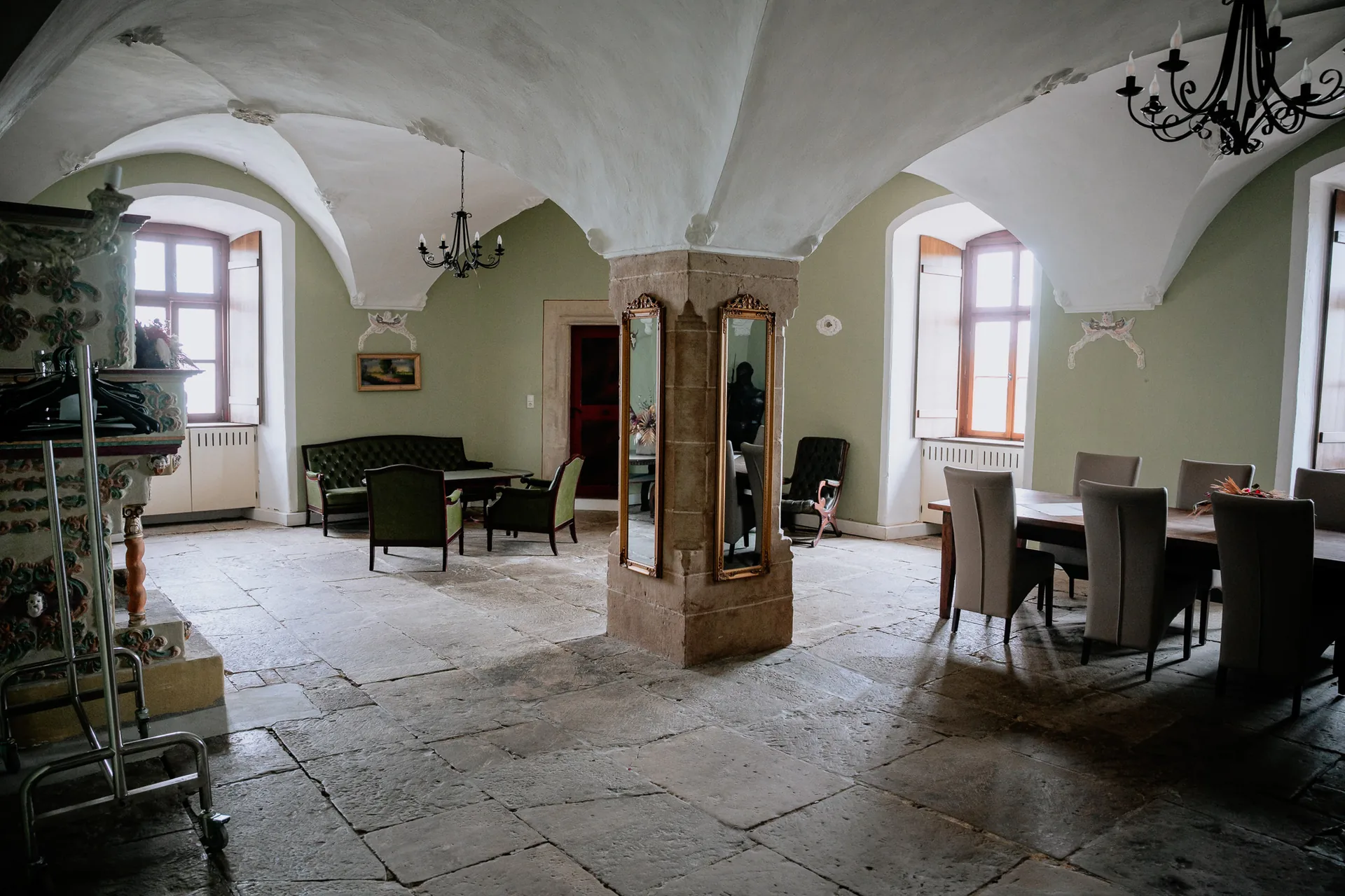 Bräutigamraum mit Kreuzgewölbe, historischem Kachelofen und Ledersitzgruppe