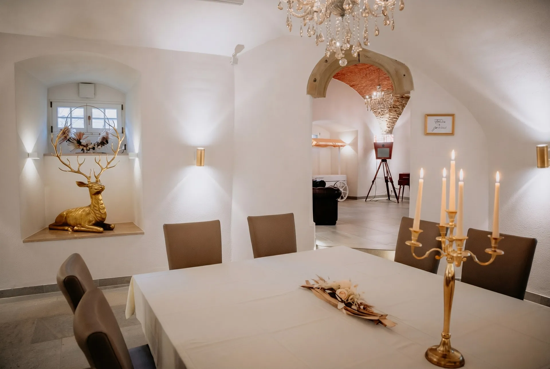 Festlich gedeckte Tafel im Festsaal mit Kronleuchter