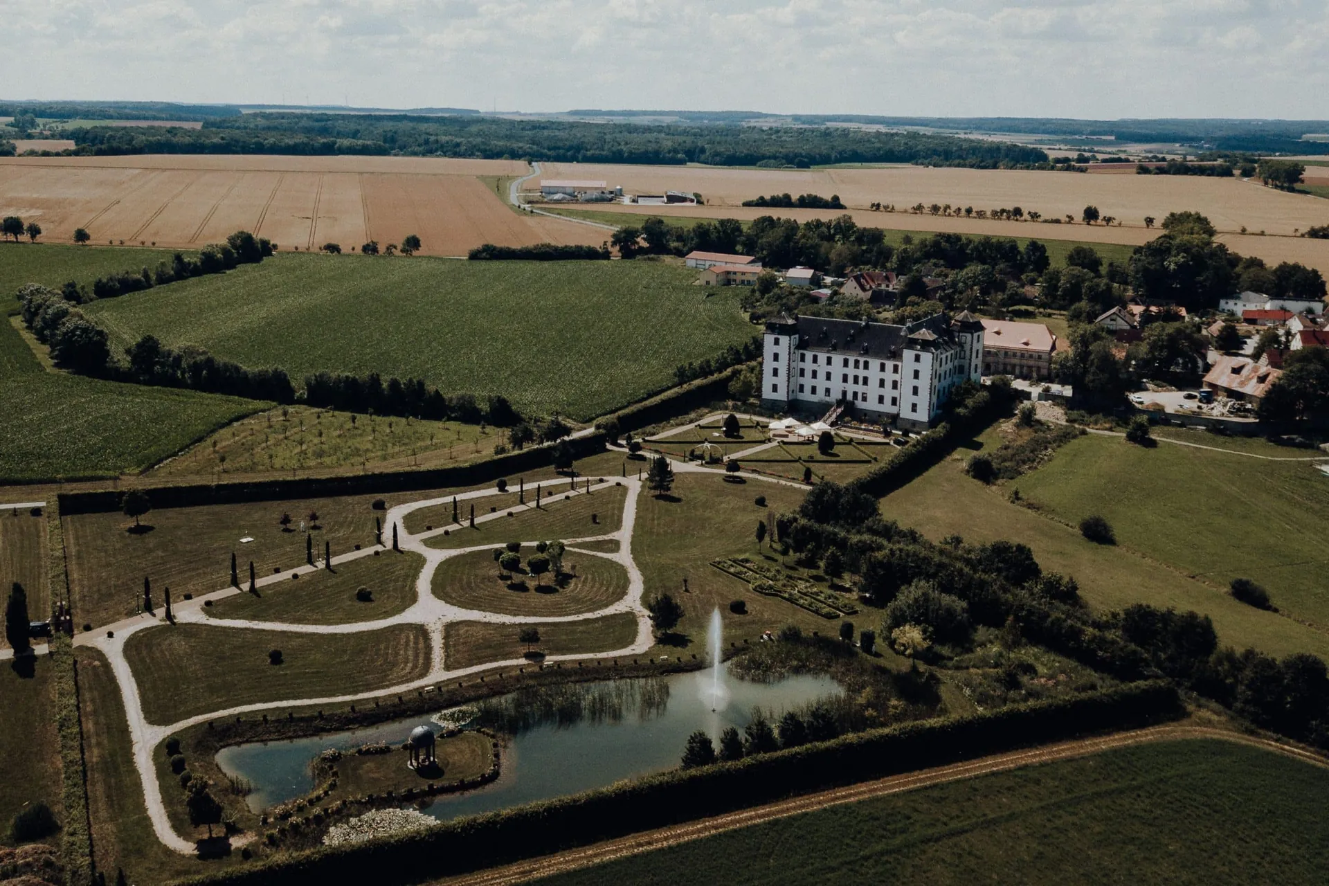 Porträt von Anne und Michael vor dem Schloss Walkershofen