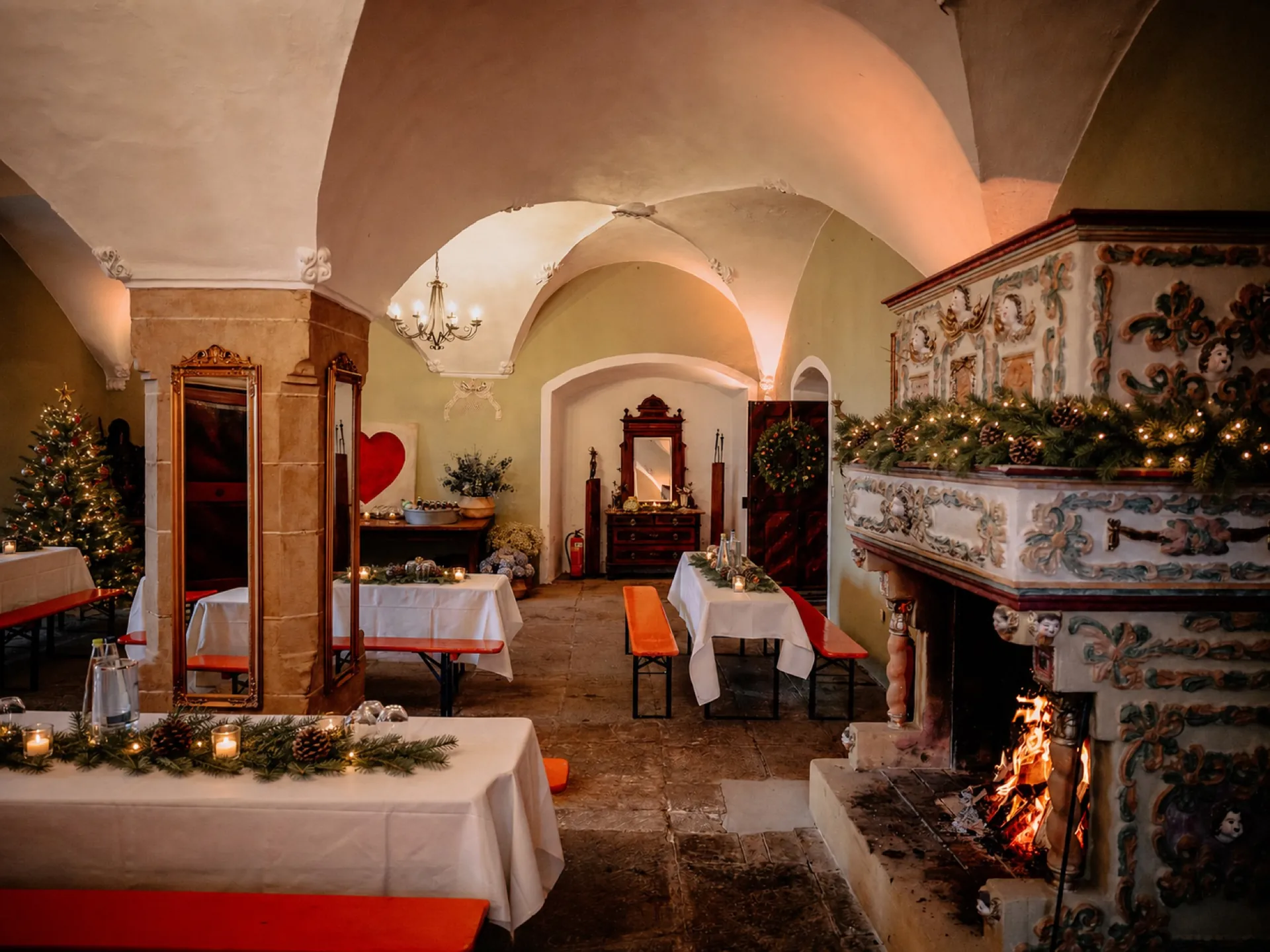 Weihnachtlich geschmücktes Kaminzimmer mit historischem Kachelofen