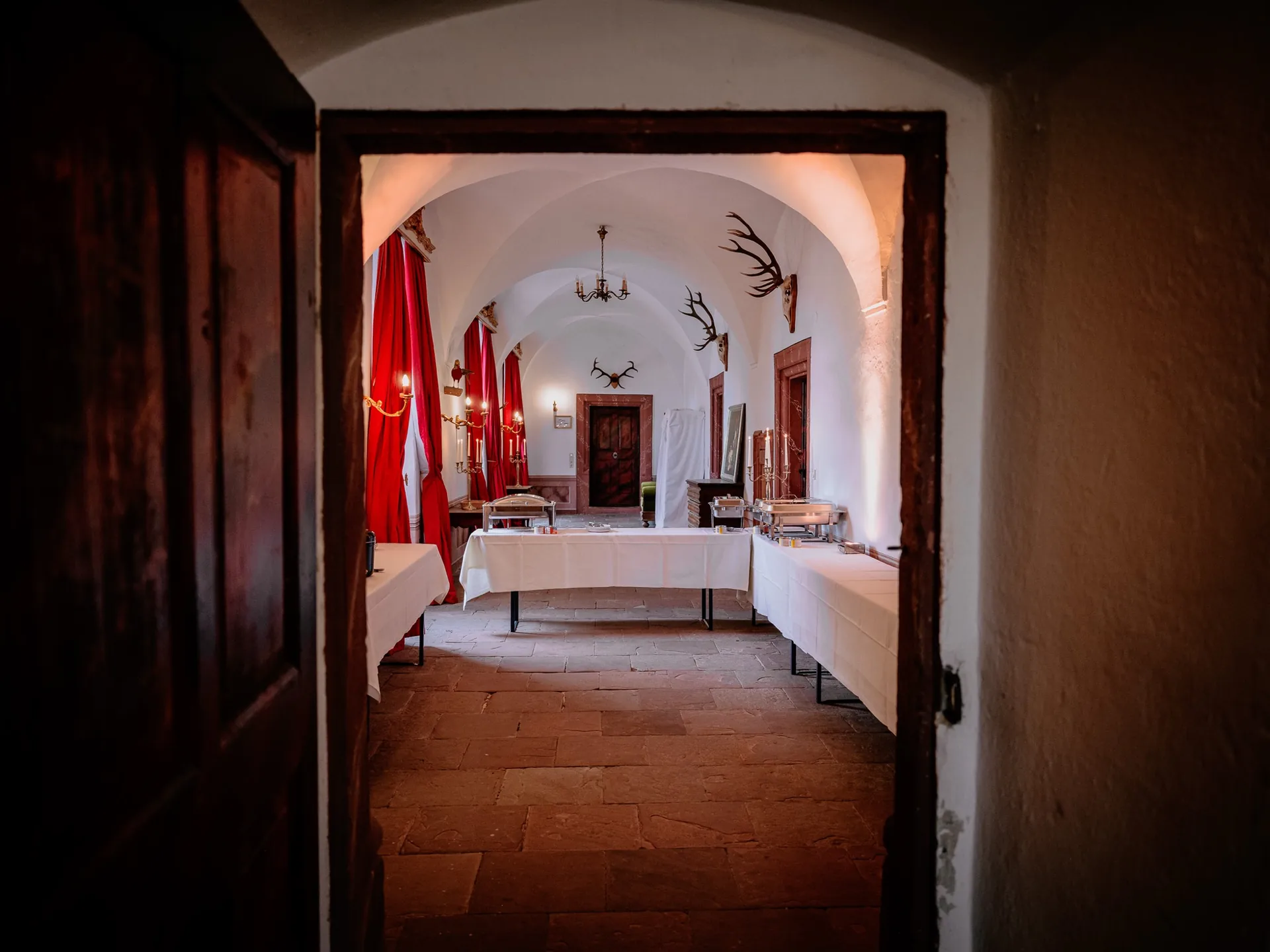 Historischer Raum mit vorbereitetem Buffetbereich