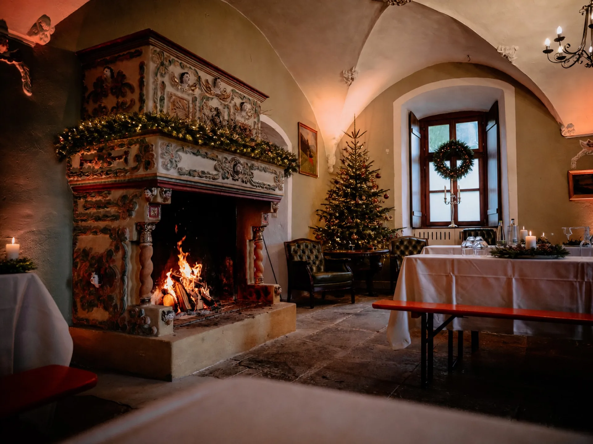 Kaminfeuer und festliche Weihnachtsstimmung