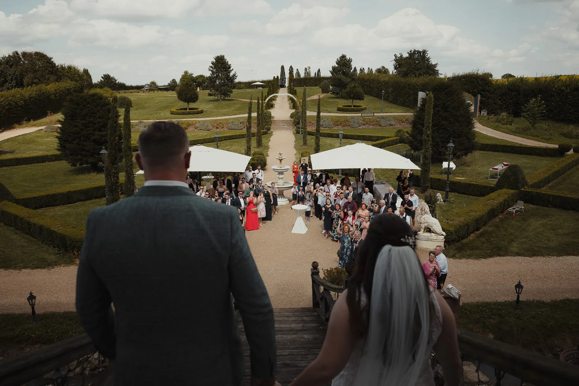 Brautpaar mit Hochzeitsgesellschaft im Schlossgarten von Schloss Walkershofen