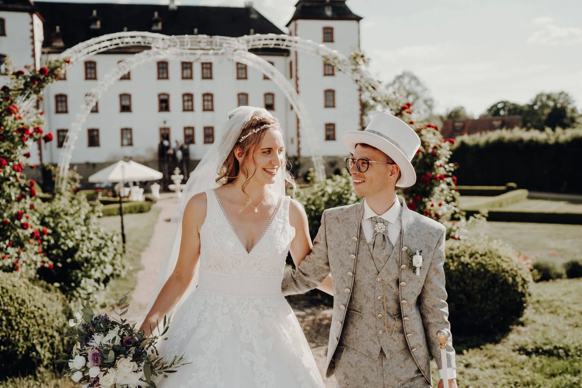 Porträt von Anne und Michael vor dem Schloss Walkershofen