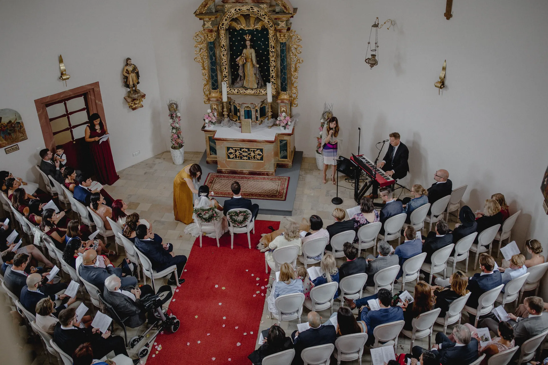 Trauung in der Schlosskapelle, Blick von der Empore auf die Zeremonie