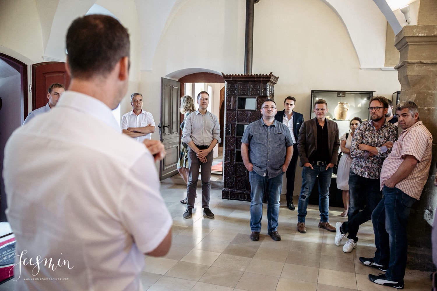 Gemeinsame Besprechung im historischen Innenraum