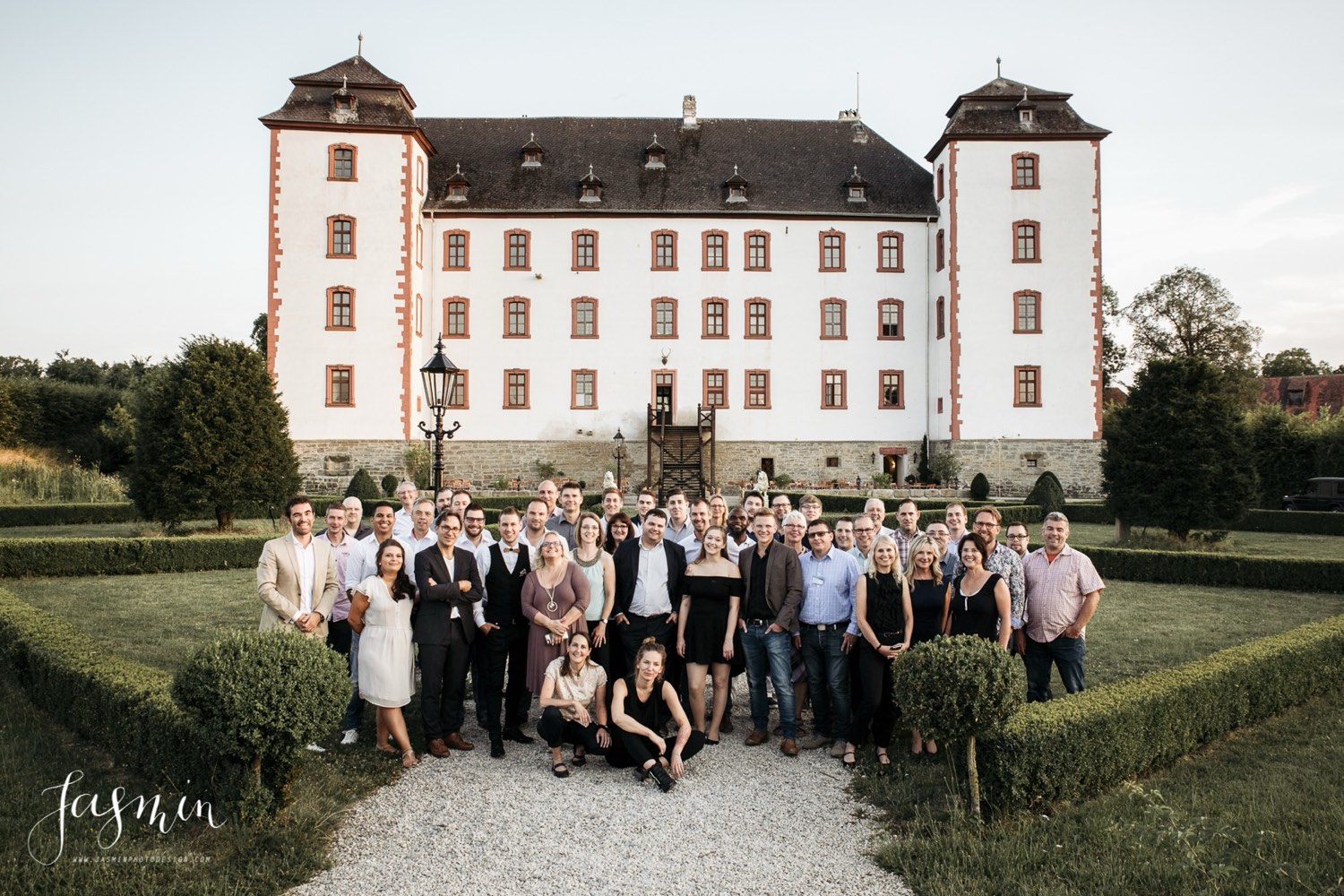 Firmengruppe vor dem Schloss